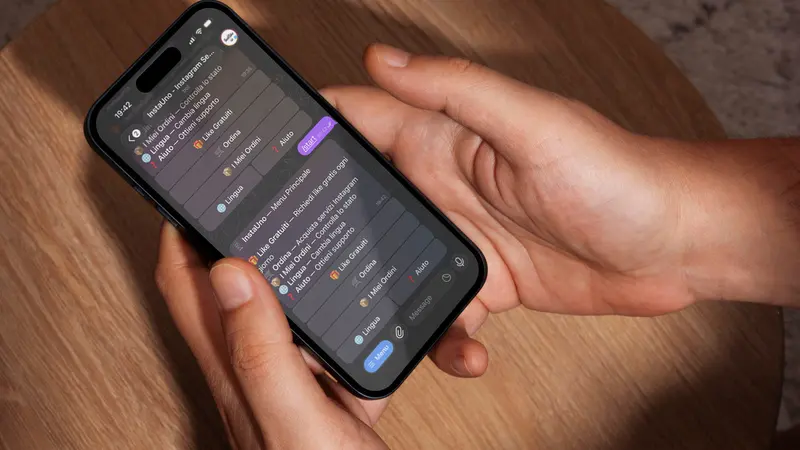 Telefono con il bot InstaUno aperto